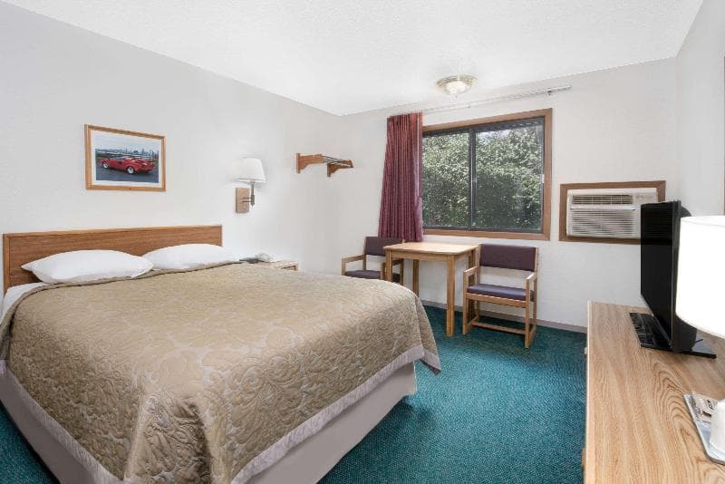 Super 8 by Wyndham Murdo 4