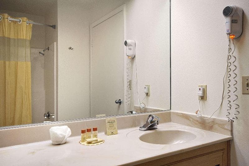 Days Inn by Wyndham Riverside Tyler Mall 4