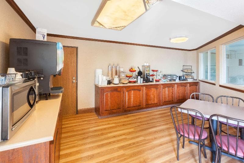 Ramada by Wyndham Mackinaw City Waterfront 4