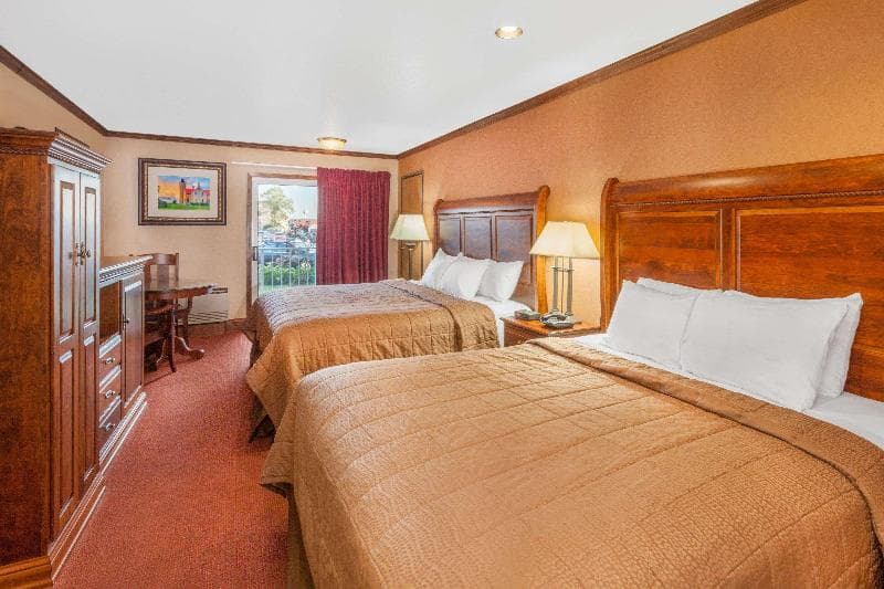 Ramada by Wyndham Mackinaw City Waterfront 3