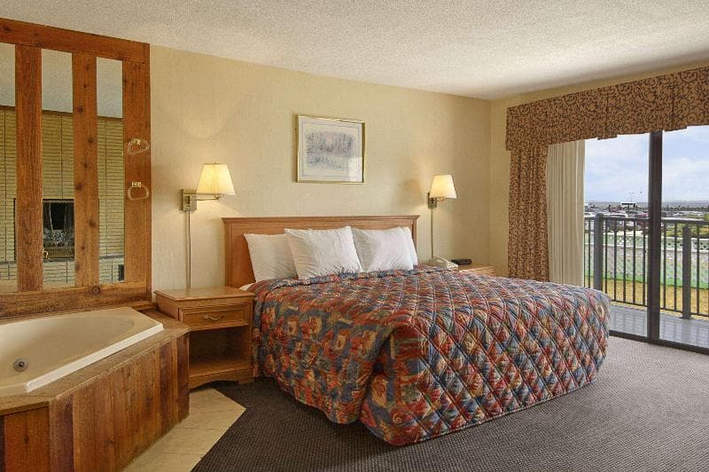 Days Inn by Wyndham Mackinaw City - Lakeview photo 1