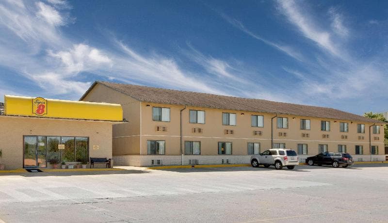 Super 8 By Wyndham Macomb 5