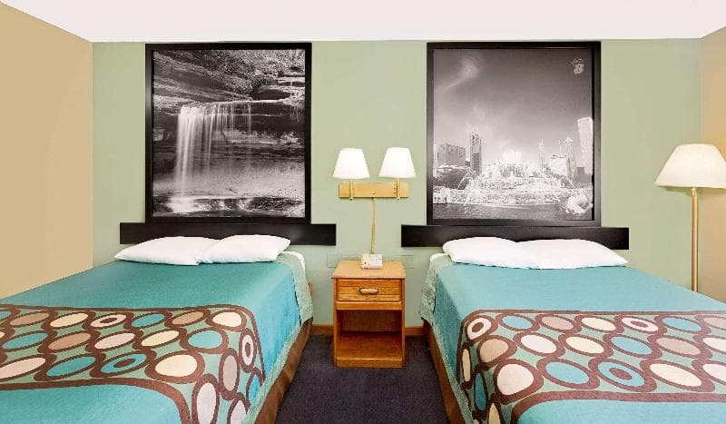 Super 8 By Wyndham Macomb photo 1