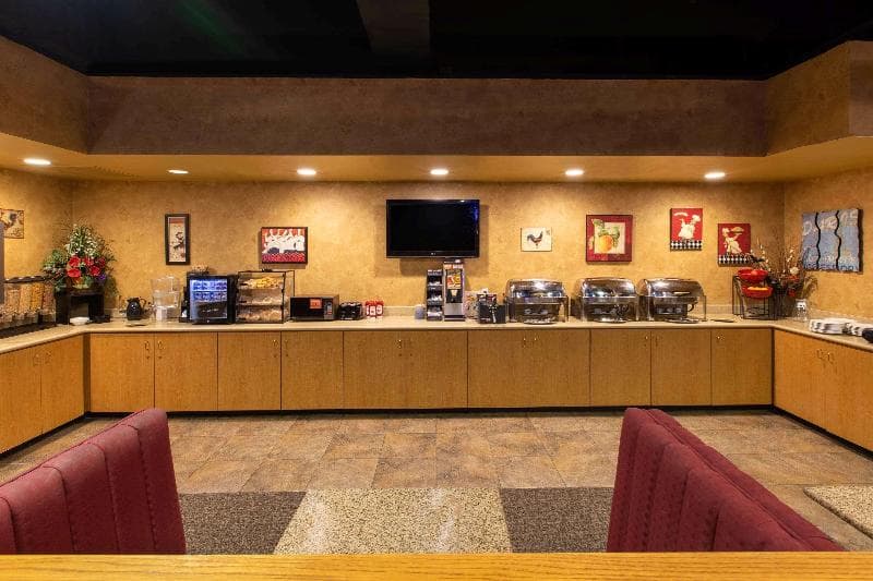 Ramada By Wyndham Marshall 3