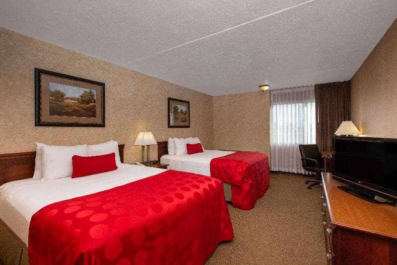 Ramada By Wyndham Marshall 4
