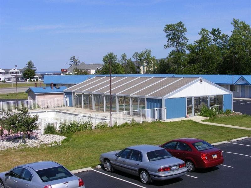 Great Lakes Inn Mackinaw City main