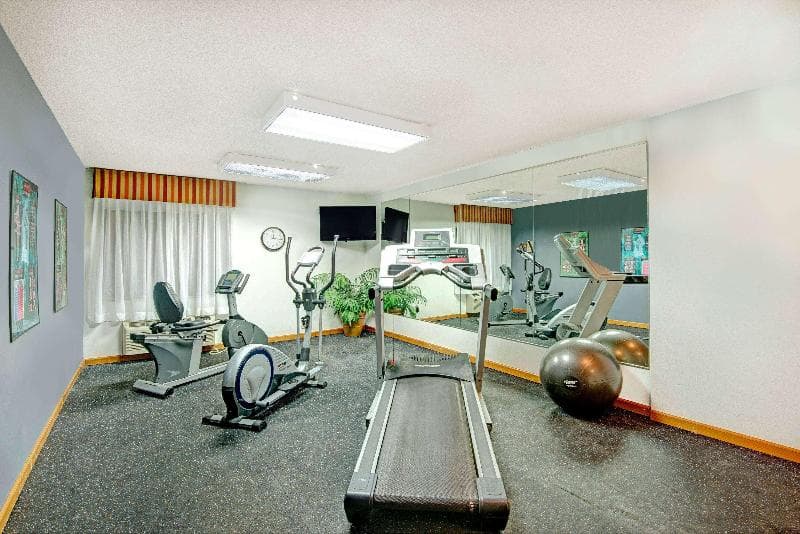 Days Inn & Suites by Wyndham Kansas City South 2