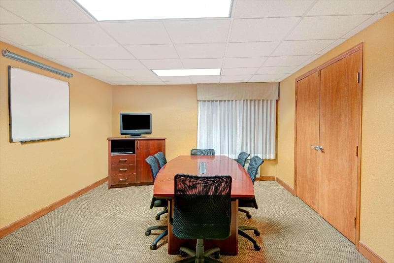 Days Inn & Suites by Wyndham Kansas City South photo 1