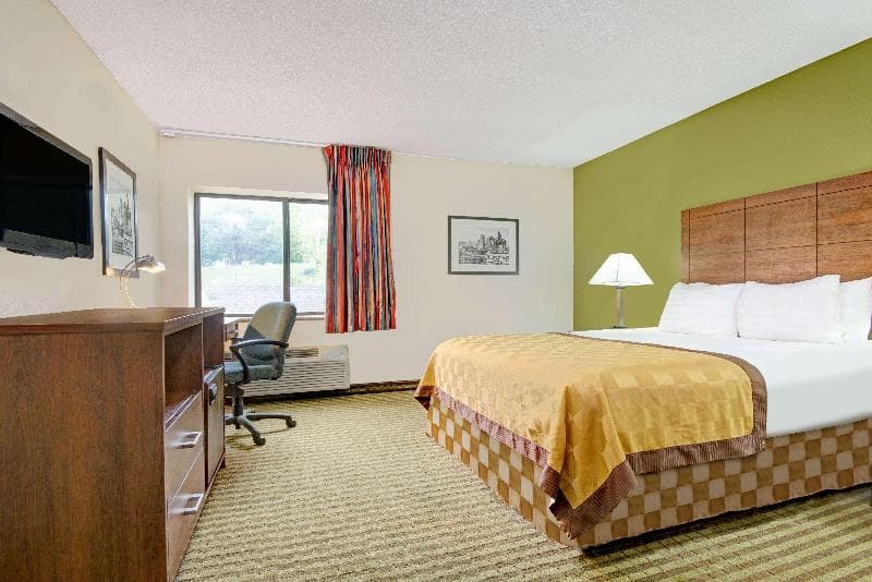 Days Inn & Suites by Wyndham Kansas City South 5