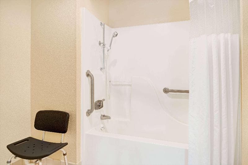 Days Inn & Suites by Wyndham Kansas City South 4