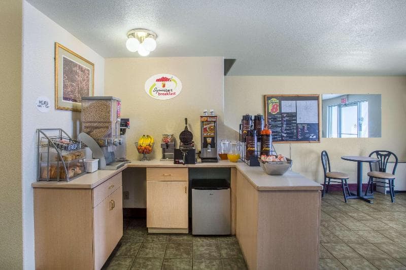 Super 8 By Wyndham Hamilton 2