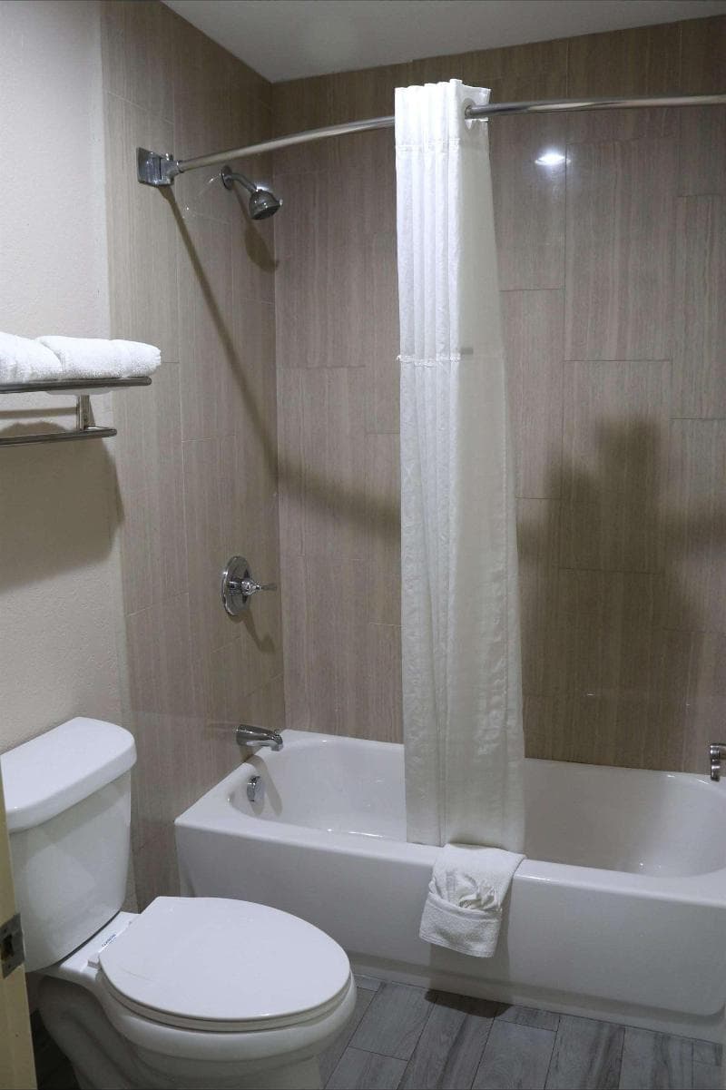 SureStay Hotel by Best Western Terrell 4