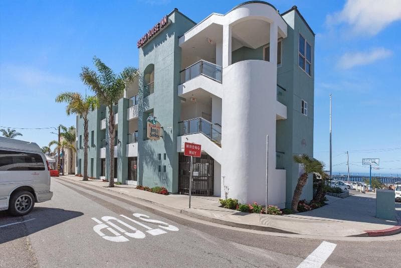 Beach House Inn & Suites photo 1