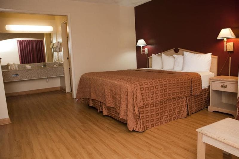 Red Roof Inn & Suites Jackson 2