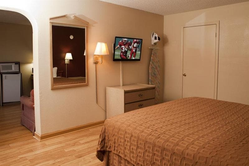 Red Roof Inn & Suites Jackson 3