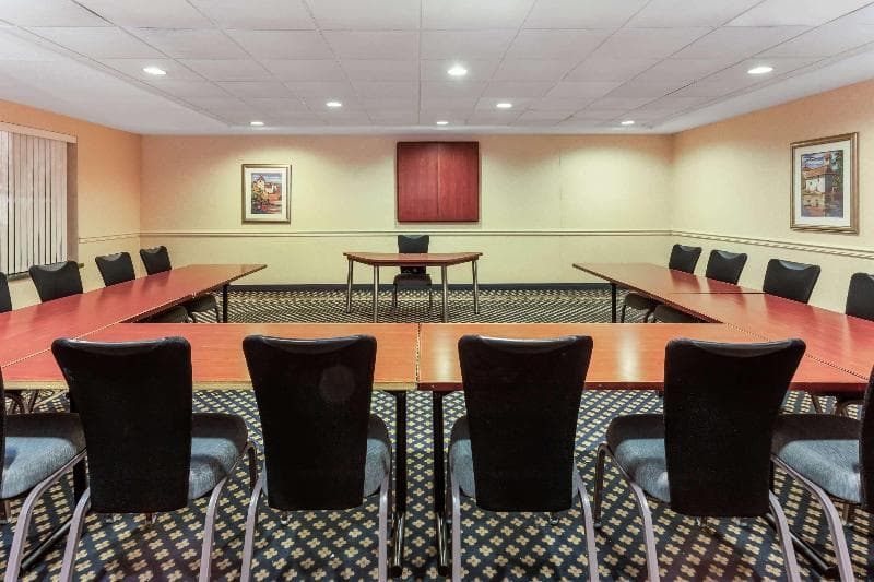 La Quinta Inn & Suites Milwaukee SW New Berlin photo 1