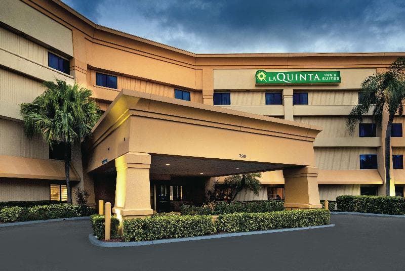 La Quinta Inn & Suites by Wyndham Miami Airport East photo 1