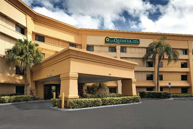 La Quinta Inn & Suites by Wyndham Miami Airport East 2