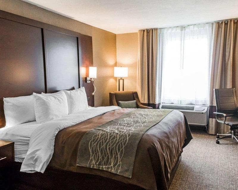 Comfort Inn & Suites 4