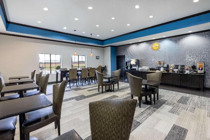 La Quinta Inn & Suites by Wyndham Mt. Pleasant 3