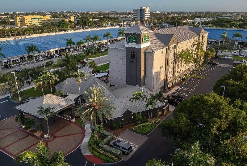 La Quinta Inn & Suites by Wyndham Miami Airport West photo 1