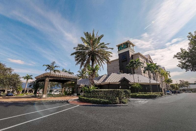 La Quinta Inn & Suites by Wyndham Miami Airport West 3