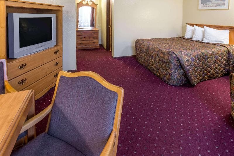 Days Inn by Wyndham Medford photo 1