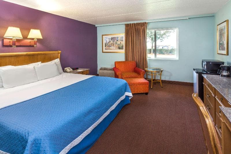 Days Inn by Wyndham Portage 3