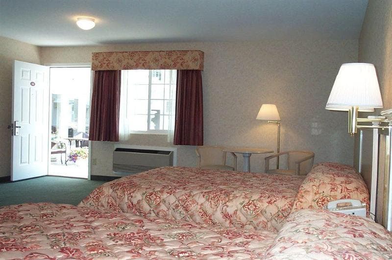 Court Plaza Inn & Suites Of Mackinaw 5