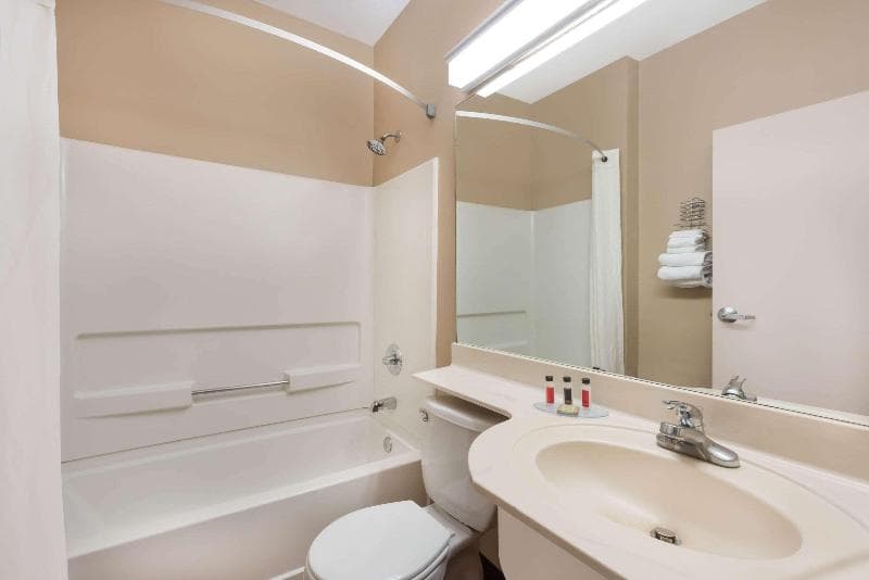 Quality Inn & Suites Blue Springs – Kansas City 5
