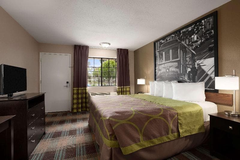 Super 8 By Wyndham Salinas photo 1