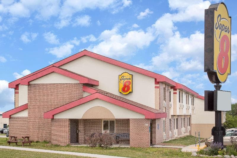 Super 8 By Wyndham Sheboygan 5