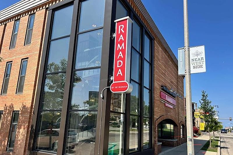 Ramada By Wyndham Milwaukee 5