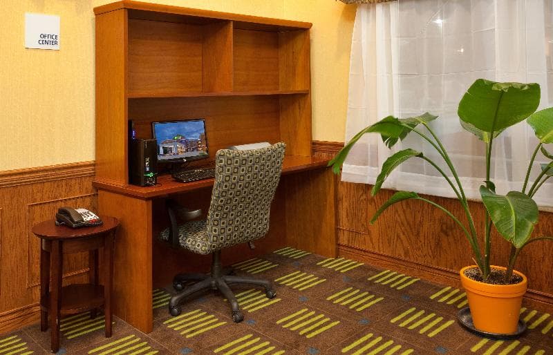 Holiday Inn Express Hotel & Suites Kansas City Spo 2