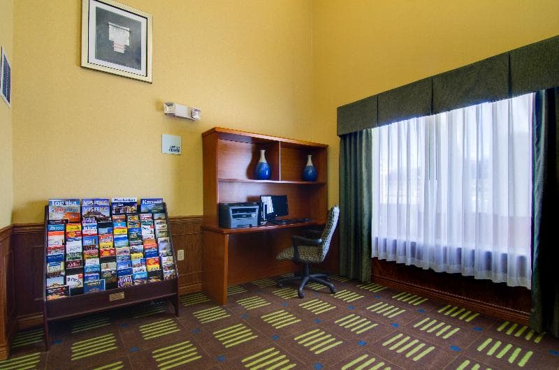 Holiday Inn Express Hotel & Suites Kansas City Spo 3