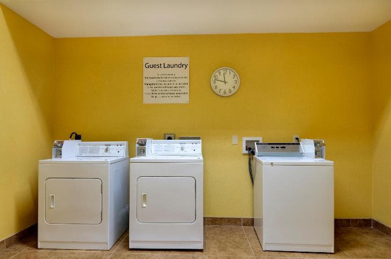 Holiday Inn Express Hotel & Suites Kansas City Spo 4