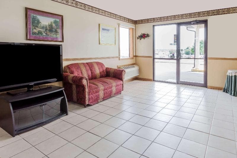 Super 8 By Wyndham Morris 5