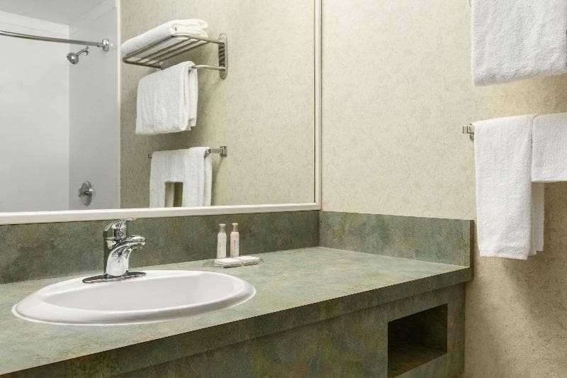 Travelodge by Wyndham Winnipeg East 4