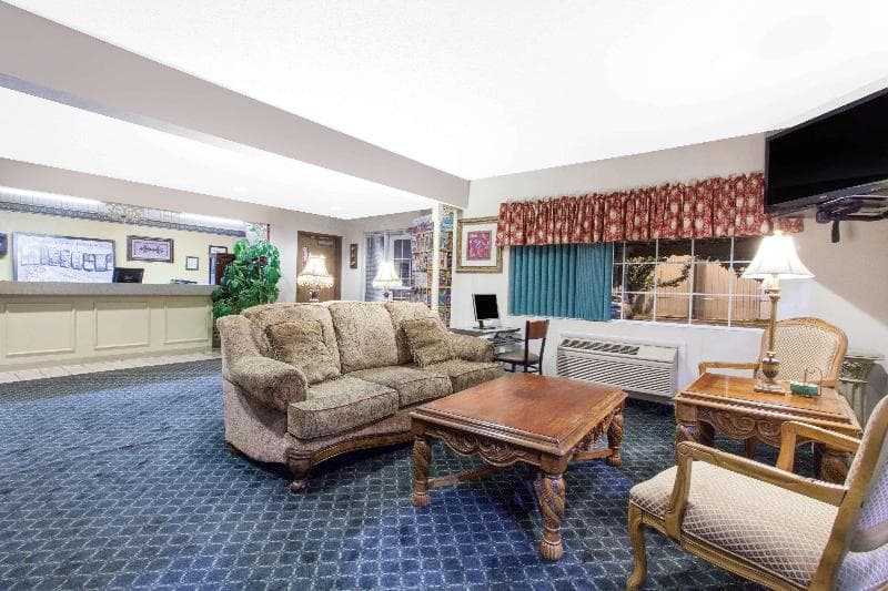 Super 8 By Wyndham Carthage 5
