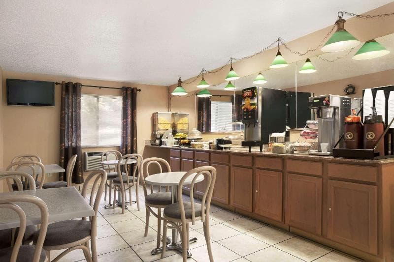 Travelodge By Wyndham Muskegon photo 1
