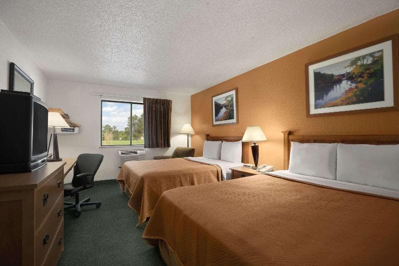 Travelodge By Wyndham Muskegon 2