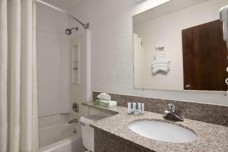 Travelodge By Wyndham Muskegon 3