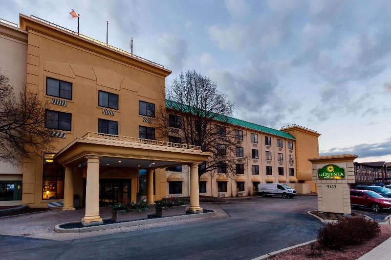 La Quinta Inn & Suites by Wyndham Milwaukee Bayshore Area photo 1