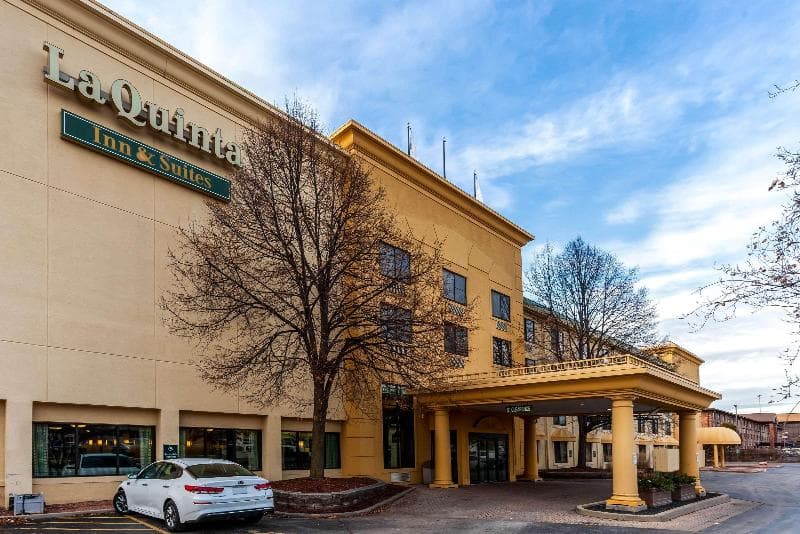 La Quinta Inn & Suites by Wyndham Milwaukee Bayshore Area 2