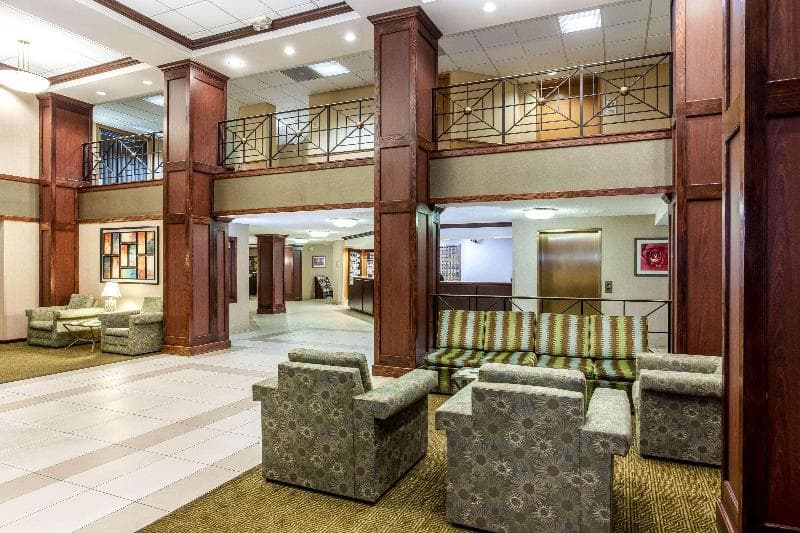 La Quinta Inn & Suites by Wyndham Milwaukee Bayshore Area 3