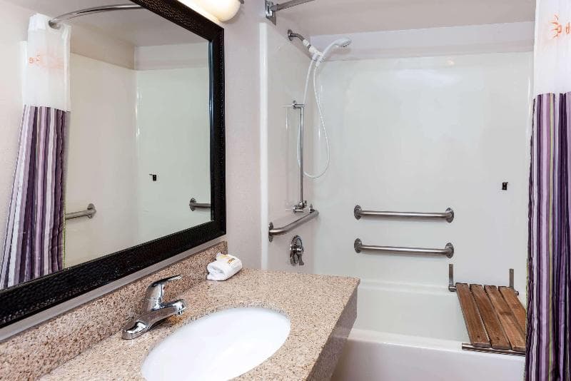 La Quinta Inn & Suites by Wyndham Milwaukee Bayshore Area 4