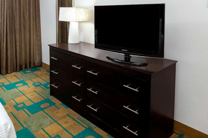 La Quinta Inn & Suites by Wyndham Milwaukee Bayshore Area 5