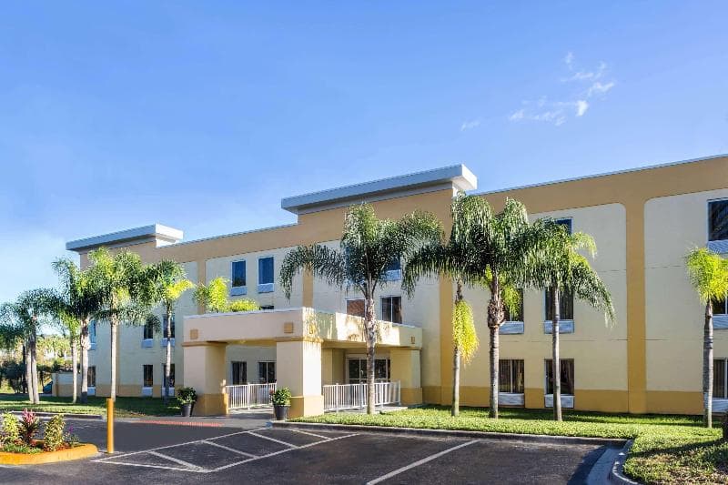 La Quinta Inn & Suites by Wyndham Orlando Universal area 3