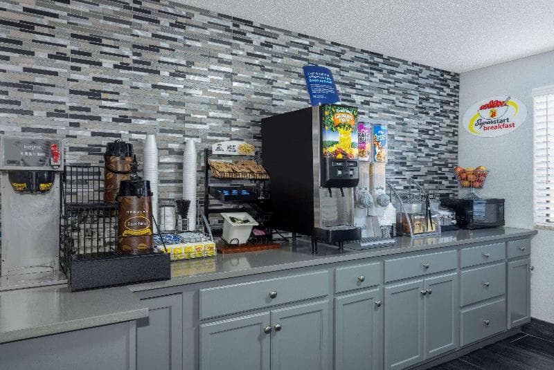 Super 8 By Wyndham Kansas City At Barry Road/Airport 2