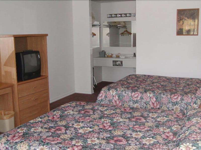 Dude/Roundup Motel 5